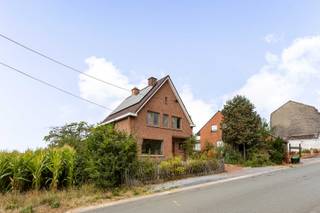 <p>Unieke kans voor uw droomwoning! <br /><br />Schrijf u in voor de 2 bezoekmomenten via onderstaande link: Donderdag 3 september van 16u30 -18u30 of zaterdag 5 september van 9u tot 11u. <br />https://immoboss.be/nl/aanbod/4434285/huis-te-koop-in-7750-mont-de-l'enclus<br /><br /><br />Net over de taalgrens, op de flanken van de Kluisberg en op wandelafstand van het Kluisbos, vindt u deze charmante en verrassend ruime woning.<br />De dorpskern van Amougies, met onder meer een Okay-buurtwinkel, ligt op minder dan één kilometer. Ook Avelgem en Ronse zijn met de auto in ongeveer tien minuten bereikbaar.<br /><br /><strong>Indeling</strong><br />Op het gelijkvloers bevinden zich de inkomhal, een lichtrijke leefruimte, de keuken, een nieuwe badkamer, een multifunctionele hobby-, speel- of werkruimte en een ruime berging in de voormalige garage.<br />De verdieping telt vier slaapkamers. Daarnaast beschikt de woning over een ruime kelder, die heel wat extra bergruimte biedt.<br /><br /><strong>Tuin</strong><br />Een van de absolute troeven is de ruime, natuurlijke tuin met een gunstige zuidwestelijke oriëntatie. Hier geniet u volop van de groene en rustige omgeving. De gezellige stacaravan maakt het plaatje compleet. (Die af en toe verhuurd wordt via AIRBNB)<br /><br /><strong>Troeven</strong><br />Toplocatie nabij het Kluisbos<br />Perceel van 1.333 m²<br />Ruime bewoonbare oppervlakte (4 slaapkamers)<br />Zuidwestelijk georiënteerde tuin<br />Overal dubbele beglazing<br />Nieuwe badkamer<br />Goedgekeurde elektrische installatie<br />14 zonnepanelen<br />Gezellige stacaravan in de tuin<br />ruime oprit met veel parkeergelegenheid <br /><br />Interesse? Kom om een bezoek brengen op onze verkoopdagen via bovenstaande link.<br />Voor verdere inlichtingen contacteer Jens, 0488 98 13 30 of jens@immoboss.be </p>