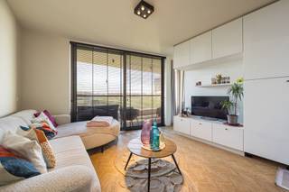 Élégant appartement d'une chambre avec terrasse ensoleillée dans le quartier très prisé de Zuid<br /><br />Situé dans The Residence, ce charmant appartement bénéficie d'un emplacement idéal. La résidence se trouve en effet à quelques pas du Zuidpark et du KMSKA. Un quartier très prisé avec toutes sortes de cafés et restaurants conviviaux. Plusieurs supermarchés, une boucherie et une boulangerie se trouvent également à deux pas. <br />Le logement allie confort, luminosité et une agréable terrasse offrant une belle vue sur la verdure. Le salon lumineux, agrémenté d'un élégant parquet à chevrons, donne directement accès à la terrasse orientée sud qui donne sur le parc. La cuisine ouverte avec îlot est équipée de tout le confort nécessaire. La chambre spacieuse, dotée d'armoires encastrées, dispose d'une salle de douche attenante.<br /><br />Des places de stationnement sont également disponibles dans l'immeuble.