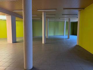 Handelsruimte op maat te huur in centrum Balen – oppervlaktes vrij te kiezen - €4/m²
Op een uitstekende commerciële ligging in het centrum van Balen bieden wij een unieke handelsruimte te huur aan met tal van mogelijkheden.
Het pand kan volledig op maat worden ingericht volgens de wensen van de toekomstige huurder. Dankzij de mogelijkheid om extra scheidingswanden te plaatsen, zijn verschillende oppervlaktes realiseerbaar met een maximum van 985m². Hierdoor kan de ruimte perfect afgestemd worden op uw activiteiten, of u nu op zoek bent naar een compacte winkelruimte, showroom, kantooromgeving of een grotere commerciële invulling. Alles is mogelijk.
Troeven van dit pand:
- Centrale ligging in het centrum van Balen
- Flexibele indeling op maat van uw onderneming
- Verschillende oppervlaktes mogelijk
- Geschikt voor diverse commerciële activiteiten
- Goede zichtbaarheid en bereikbaarheid
- Mogelijkheid tot huren of aankopen ondergrondse parkeergarage overkant
Huurprijs vanaf €4/m² per maand.
Bent u op zoek naar een commerciële ruimte op een toplocatie met maximale flexibiliteit? Neem gerust contact op voor meer informatie of een vrijblijvend bezoek ter plaatse.