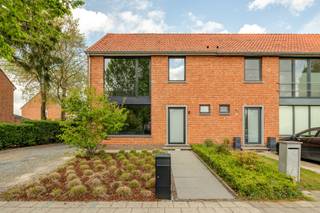 RECENT GERENOVEERDE WONING MET 3 SLAAPKAMERS, TUIN EN VEEL NATUURLIJKE LICHTINVAL TE HASSELT (BANNEUXWIJK)Deze leuke woning vinden we terug vlakbij...