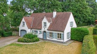 Deze charmante villa is gelegen op een perceel van 23are op een groene locatie vlakbij de dijlevallei.U betreedt de woning via de inkomhal dewelke...