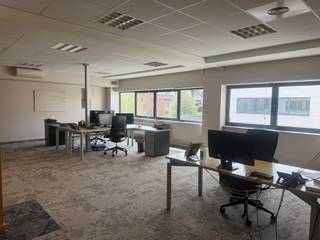 Bureaux/espace polyvalent de 368 m² à 300m de la gare d'Alost. Bonne accessibilité en transport en commun et en voiture. Cuisine et...