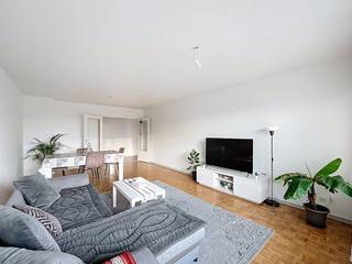 Ruim en instapklaar appartement te huur met 2 slaapkamers en 2 terassen waar je volledig tot rust kan komen.Het appartement onderscheidt zich door zijn fantastische ligging; op wandelafstand van het Gentse stadscentrum en tegelijk ook vlot bereikbaar zowel met de wagen als met het openbaar vervoer. Indeling van het appartement: ruime inkomhal - lichtrijke leefruimte - geïnstalleerde keuken - terras - nachthal met gastentoilet en vestiaireruimte - badkamer - slaapkamer 1 - slaapkamer 2 voorzien van een terras.De gemeenschappelijke kosten onder de vorm van een provisie bedragen 190,00 EUR/maand en dienen voor het onderhoud van de gemene delen alsook voor het privatief verbruik van water en verwarming. Beschikbaar vanaf 01/03/2026.
