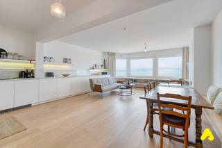 Ne manquez pas votre chance unique et planifiez votre visite dès aujourd'hui ! Entrez dans cet appartement exclusif et entièrement rénové situé au 7ème, et dernier, étage. Situé sur la digue, vous bénéficierez d'une vue sur mer panoramique et inégalée qui s'étend à perte de vue. Cette propriété a été finie clé en main avec le plus grand soin.<br />Cet appartement a été rénové avec des matériaux de premier choix : un élégant parquet avec chauffage au sol et de nouvelles fenêtres à haut rendement. Crucial pour votre tranquillité d'esprit : l'immeuble a été récemment rénové en profondeur (rénovation du toit et de la façade), ce qui signifie qu'aucun coût imprévu n'est à prévoir, ni pour l'appartement ni pour la copropriété.<br />L'intérieur est spacieux et moderne:
<ul>
	<li>Un salon imposant, extrêmement lumineux qui est baigné de lumière naturelle.</li>
	<li>Une superbe cuisine en angle hyper-équipée qui se fond parfaitement dans l'espace de vie, incluant un élégant dressoir.</li>
	<li>Trois possibilités de couchage : deux chambres royales (facilement fusionnables) et un discret coin nuit escamotable.</li>
	<li>Une magnifique salle de bain luxueuse avec double vasque et une très grande douche à l'italienne, complétée par des toilettes séparées.</li>
	<li>Une agréable terrasse orientée sud à l'arrière, idéale pour le calme et le soleil, avec débarras pratique.</li>
</ul>
En bonus, vous disposez d'une buanderie/débarras intérieur et d'une cave privée, ainsi qu'un local à vélos commun.<br /><br /><u><strong>ATOUTS:</strong></u>

<ul>
	<li>Appartement exclusif (7ème étage) avec vue sur mer panoramique</li>
	<li>Rénovation luxueuse et complète (prêt à emménager) : chauffage au sol, parquet, nouvelles fenêtres</li>
	<li>Tranquillité financière : Aucuns frais à prévoir sur l'immeuble (toit/façade rénovés)</li>
	<li>Trois possibilités de couchage (2 chambres + coin nuit) et pièces d'eau luxueuses</li>
	<li>Terrasse ensoleillée et buanderie/débarras intérieur</li>
</ul>
Prenez vite rendez-vous et vivez le luxe de la Digue !