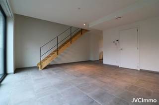 <p><span>Indeling</span><span>:</span></p><p><span>Begane grond:  gemeenschappelijke hal'</span></p><p><span>Verdieping 2:'eigen inkomhal: 5 m² met apart toilet, woonkamer: 20 m², keuken: 8 m², terras: 8 m², nachthal: 5 m², badkamer: 8 m², </span></p><p><span>2 slaapkamers: 12 m², </span></p><p><span> </span></p><p><span>Uitrusting :</span></p><p><span>Verwarming: centrale gas, collectieve condensatieketel</span></p><p><span>Elektriciteit: Twee-uurlijks, 220 V, intercom/videofoon</span></p><p><span>Dak: Plat</span></p><p><span>Kozijnen: Alu, dubbele beglazing</span></p><p><span>Keuken: Ingericht en volledig uitgerust: dubbele gootsteen met afdruiprek, koelkast, keramische kookplaat, afzuigkap, oven en vaatwasser </span></p><p><span>Sanitair:  1  bad, 1 wastafel, 2 WC's </span></p><p><span>Lift: Ja</span></p><p><span> </span></p><p><span>Aansluitingen</span><span>:</span></p><p><span>Riool: Ja</span></p><p><span>Water: Ja</span></p><p><span>Gas: Ja</span></p><p><span>Elektriciteit : Ja</span></p><p><span>Telefoon: Ja</span></p><p><span>Kabeltelevisie : Ja</span></p><p><span>Dit document dient alleen ter informatie en is niet contractueel bindend. Het kan zonder voorafgaande kennisgeving worden gewijzigd</span></p><p><span> </span></p>