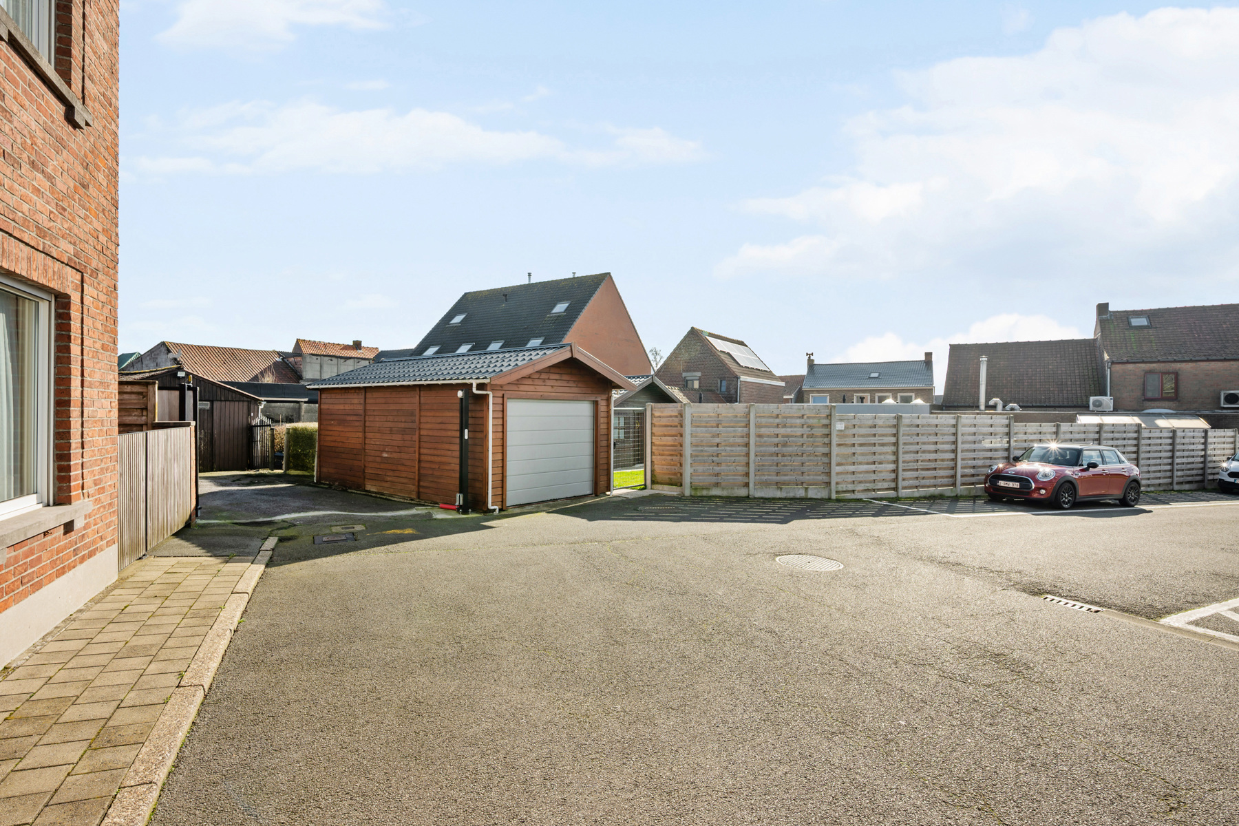 Instapklare woning met 2 garages en uitweg - foto 2