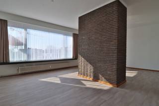 Dit opgefrist hoekappartement met veel lichtinval bevindt zich in een kleinschalig gebouw met 5 appartementen in het centrum van Beveren, naast de centrumschool en op wandelafstand van de markt van Beveren.<br />De indeling is als volgt: grote inkomhal met vestiaire, 2 ruime slaapkamers, een badkamer (ingericht met ingemaakte kasten, douche, lavabomeubel en voorziening voor wasmachine en droogkast), apart toilet, lichtrijke living, een leef keuken (met inductiekookvuur, dampkap en vaatwasmachine) met aansluitend een praktische berging en een zuidwest-georiënteerd terras. <br /><br />In de ondergrondse kelder is er eveneens een aparte kelderberging voorzien waar u eventueel uw fiets kan plaatsen. Er is voldoende parkeergelegenheid voor de deur.<br /><br />Er is geen lift aanwezig in het gebouw. De provisie voor de gemeenschappelijke kosten en <strong>privé-verbruik water en aardgas</strong> bedraagt 225 euro per maand. Het appartement werd volledig geschilderd en is onmiddellijk beschikbaar! <br /><br />Twijfel niet om ons te contacteren voor meer informatie of een plaatsbezoek via verhuur@homevast.be of tel. 03 376 20 20.