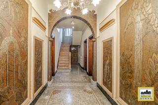 <p>“ABSOLUTE TOPPER” – Afspraak ENIGE BEZOEKDAG uitsluitend telefonisch via Elias Le Juste op 0487/ 33 .10 .10 of Randy Remue op 0479 / 99 .99 .90. Meer info via Facebook “Remue Randy” – LIKE de pagina en blijf op de hoogte van alle nieuwe woningen. Alle documenten van het pand zijn te raadplegen via www.immo-zone.be. Welkom in de Kouterstraat 25 te Welden (Oudenaarde), waar we in het hart van de Vlaamse Ardennen deze prachtige en karaktervolle woning terugvinden voor gezinnen én zelfstandigen. Indeling: We betreden de woning via de ruime inkomhal met originele decoratie-elementen, die ons toegang geeft tot rechts een grote leefruimte, opgedeeld in twee gezellige delen met open haard. Links vinden we een eetplaats met authentieke muurschilderingen en een aansluitende keuken voorzien van een extra bergplaats. Verder doorlopend komen we in een rustieke veranda met ruimte voor een bijkeuken, extra bergruimtes en toegang tot een opbergzolder. Achteraan bevindt zich een recent magazijn van maar liefst 160 m², zeer vlot toegankelijk met dubbele industriële poorten en ideaal voor zelfstandigen of wie extra opslagruimte zoekt. Op de eerste verdieping vinden we vier ruime slaapkamers en een badkamer. Via een vaste trap bereiken we de geïsoleerde zolder, die perfect kan worden ingericht. De woning is uitstekend gelegen, vlak bij winkels voorzieningen. Renovatieplicht van toepassing. <br />P-score: A / G-score: A. VOOR SNELLE BESLISSERS!<br />IMMO ZONE RHODELAND – Elias Le Juste – 0487/ 33 .10 .10</p>