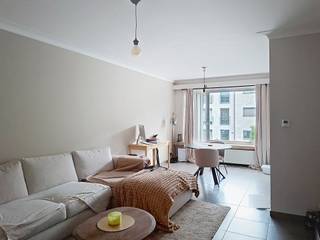 Verhuurd appartement, gelegen op een steenworp van het centrum, ziekenhuis, scholen, stadsvesten... Op de eerste verdieping van een kleinschalig gebouw met slechts 5 entiteiten, bevindt zich dit verhuurd appartement. Er is geen lift en geen syndicus wat de gemeenschappelijke kosten enorm drukt. Het appartement onderging een totale renovatie in 2013. Het dak van het gebouw werd vernieuwd in 2015. Indeling: inkom, leefruimte met geïnstalleerde keuken in een nis, kleine berging, badkamer met douche in bad, enkele wastafel, aansluiting voor een wasmachine en toilet en één slaapkamer welke toegang geeft tot een zonnig terras met bergkast. Een garagebox is inclusief de vraagprijs. Lage gemeenschappelijke kosten!