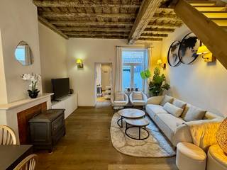 Op een steenworp van ’t Zand, in het historische centrum van Brugge, bevindt zich deze uiterst CHARMANTE GEMEUBELDE WONING met STADSKOERTJE...