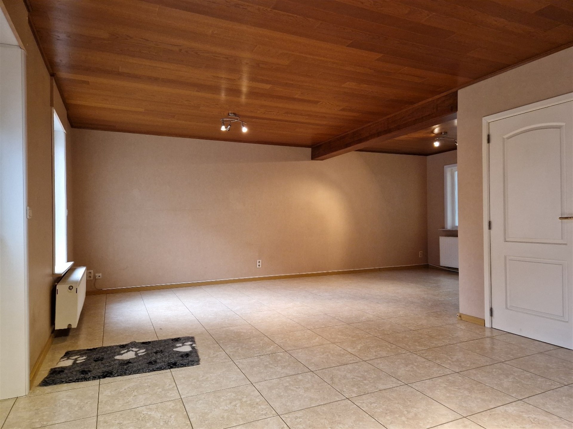 Gunstig gelegen verrassend ruime 3 slaapkamer woning met koer en garage. - foto 2