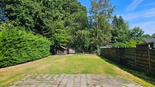 Woning in half-open bebouwing op een perceel van circa 8 are langsheen een invalsbaan. Oostelijk georiënteerd.<br />De woning omvat: inkomhal, living, eetplaats, keuken, badkamer, achterinkom, wc en garage.<br />Op de verdieping: nachthal, 2 ruime slaapkamers (15m² en 15m²), bureel (of kleine 3de slaapkamer) en linnenkamer.<br />Totale vloeroppervlakte: 197m². Cv op mazout. Bouwjaar: 1961.<br />EPC: 457 kWh/m² jaar - energielabel E - UC: 3926771-RES-1.<br />Stedenbouwkundige info: woongebied met landelijk karakter - niet gelegen inverkaveling - geen voorkooprecht ruimtelijke ordening - geen rechterlijke herstelmaatregel of bestuurlijke maatregel opgelegd.<br />Geen risicozone voor overstromingen - gebouwscore A - perceelscore A.<br />PREMIES voor renovatie: informatie over premies en financiële steun bij de renovatieverplichting kan u raadplegen op de website https://www.vlaanderen.be/een-huis-of-appartement-kopen/renovatieverplichting-voor-residentiele-gebouwen . Renovatieverplichting: kopers van woningen met een EPC-label E of F worden verplicht om binnen de 6 jaar na datum notariële akte de woning energetisch te renoveren tot minimum energielabel D = EPC 400 kWh/m² of beter.
