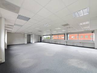 Office of approximately 260 m² for rent in Ypres. The office is located in the vicinity of various access roads and the motorway. In addition,...