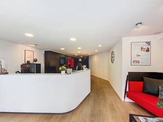 Verhuurd commercieel gelijkvloers in het centrum Brasschaat.Indeling:Inkom met balie en zitbank, ruime kantoorruimte met tientallen ingebouwde...