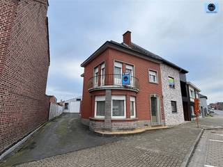 SOLIDE CHARMANTE WONING MET 3 KAMERS EN LOODSRichtprijs : 299.000 euro Solide charmante woning met 3 slaapkamers, tuin en loods.Deze woning is...