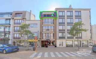 In de Kerkstraat 57 bevindt zich dit ruime en lichtrijke duplexappartement, gelegen op een toplocatie in het hart van Wenduine. U woont hier op wandelafstand van het openbaar vervoer, de winkelstraat, tal van handelszaken, gezellige horecazaken en de zeedijk. De ideale ligging voor wie comfort en bereikbaarheid weet te waarderen.<br /><br />Bij het betreden van het appartement komt u terecht in een ruime inkomhal met een apart gastentoilet. De lichtrijke leefruimte met eetplaats sluit naadloos aan op de open keuken, waardoor een aangename en open leefomgeving ontstaat. Vanuit de leefruimte heeft u toegang tot het balkon aan de voorzijde.<br /><br />Verder beschikt deze verdieping over een eerste ruime slaapkamer die op heden fungeert als bureauruimte. Daarnaast is er een badkamer met ligbad, dubbele lavabo en aansluiting voor een wasmachine, waardoor deze momenteel eveneens als wasruimte dienstdoet. <br /><br />Aan de achterzijde bevindt zich een bijzonder ruim, zuidwestgericht terras waar u in alle rust kunt genieten van de zon. Dankzij de royale oppervlakte is er voldoende plaats voor een eettafel en ligstoelen, waardoor dit terras de perfecte plek is om te ontspannen.<br /><br />Op de bovenverdieping bevinden zich de nachthal, twee volwaardige slaapkamers en een tweede badkamer. De master bedroom beschikt bovendien over een praktische dressing. Tot slot is er nog een handige zolderruimte die extra bergruimte biedt. Als extra troef beschikt het appartement over een gemeenschappelijke fietsenberging.<br /><br />Bent u op zoek naar een ruim duplexappartement met zonnige terrassen op een uitstekende ligging in het centrum van Wenduine? Aarzel dan niet en plan vandaag nog uw bezoek.<br /><br />