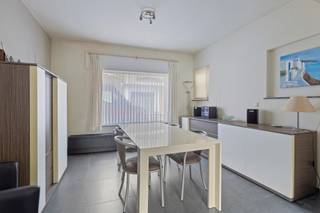 Instapklare woning met tuin in centrum Lede<br /><br />Ben je op zoek naar een woning in Lede met centrale ligging en veel ruimte? Zoek niet verder!<br /><br />Met meerdere slaapkamers, een gedeeltelijk geïnstalleerde keuken en een oostgerichte tuin biedt deze woning alle comfort die je zoekt.<br /><br />Indeling van de woning:<br />Gelijkvloers:<br />- Inkomhal<br />- Leefruimte met veel lichtinval<br />- Eetplaats<br />- Keuken <br />- Berging<br />- Apart toilet<br /><br />Eerste verdieping:<br />- Nachthal<br />- 2 Slaapkamers<br />- Badkamer (douche en ligbad, toilet)<br /><br />Tweede verdieping:<br />- Zolderruimte met vaste trap<br /><br />Troeven:<br />- Wandelafstand centrum Lede en station<br />- Bewoonbare oppervlakte van 153 m²<br />- Dubbele beglazing en PVC ramen<br />- Verwarming via moderne gaskachels en stookolie <br />- Parkeerruimte achteraan het perceel <br /><br />Bij Albert kom je thuis!<br /><br />Bekijk alle details en boek uw bezoek via deze link: