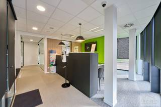 Veelzijdig handelspand (284 m²) met kantoren én ruim duplex appartement (187 m²) op toplocatie in LutlommelOp een uitstekende commerciële ligging in...