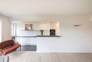 WOLUWE-SAINT-LAMBERT, just a stone’s throw from Tomberg and Montgomery, ideally located right next to public transportation, shops, and...