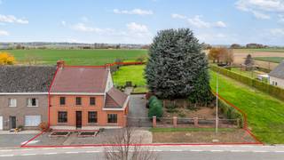 Dit zeer ruim perceel van ca. 41 are met grote straatbreedte en interessante ontwikkelingsmogelijkheden ligt op een aantrekkelijke en landelijke locatie in Hundelgem (Zwalm), nabij Oosterzele, Gavere en Zottegem. Deze uitzonderlijke eigendom ligt op een perceel van maar liefst 41 are. De combinatie van de grote grondoppervlakte, de ruime straatbreedte en de ligging maakt dit een bijzonder interessante opportuniteit voor investeerders en ontwikkelaars.<br />Het bestaande pand is te renoveren, maar de werkelijke troef van deze eigendom ligt in de omvang en het ontwikkelingspotentieel van het perceel. De beschikbare grond biedt mogelijkheden om een toekomstig project te onderzoeken, waarbij de ruime straatbreedte een bijkomende belangrijke troef vormt.<br />De belangrijkste troeven:<br />- Uitzonderlijk groot perceel van ca. 41 are<br />- Grote straatbreedte, bijzonder interessant met het oog op een mogelijke ontwikkeling<br />- Aanzienlijke ontwikkelbare grond, onder voorbehoud van de stedenbouwkundige voorschriften en vergunningen<br />- Bestaande woning/gebouw te renoveren<br />- Interessant als opbrengsteigendom én ontwikkelingsproject<br />- Sterk potentieel voor meervoudige invulling, afhankelijk van de stedenbouwkundige mogelijkheden<br />- Ruime grondreserve met aanzienlijke toekomstige waarde<br />- Landelijke ligging in Hundelgem, deelgemeente van Zwalm<br />- Goed bereikbaar via de omliggende verbindingswegen<br /><br />Een zeldzame opportuniteit voor wie op zoek is naar een ruim perceel met ontwikkelingspotentieel en een duidelijke meerwaarde op lange termijn.