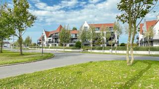 <span>HOEKAPPARTEMENT</span><span> </span><span>met TUIN en zonnig terras, en prachtig open zicht op het meer van DUINENWATER... </span><br /><br /><span>Dit residentiële complex met uitzicht op het meer van DUINENWATER ligt op enkele minuten wandelafstand van het centrum van Knokke-Heist. Het appartement biedt uitzicht op het water, bevindt zich vlakbij het station, het toekomstig nieuw golfterrein, Lakeside Paradise met zijn talrijke watersportmogelijkheden, het unieke zwembadcomplex, verschillende handelszaken en restaurants!<br /><br /></span><span>Samenstelling: Inkomhal met vestiaire en gastentoilet. Open keuken, voorzien van alle hedendaagse comfort. Ruime berging met aansluiting wasmachine/droogkast. Aangename eetkamer met aansluitend een zeer lichtrijke woonkamer. Er zijn veel raampartijen die uitgeven op het zonnige terras.<br /></span><span>Achteraan bevinden er zich 3 slaapkamers. De master bedroom beschikt over een ensuite badkamer, bestaande uit een ligbad, dubbele lavabo en toilet. De 2e en 3e slaapkamer zijn eveneens volwaardige kamers en beschikken over ingemaakte kasten. Aparte douchekamer.</span><br /><br /><span>Mogelijkheid tot het aankopen van een garagebox in de residentie aan 70.000€.</span>