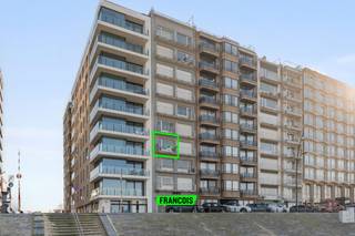 Dit appartement op de derde verdieping is gelegen op een absolute toplocatie aan de Zeedijk en biedt een prachtig open uitzicht op de kust en de omgeving.<br /><br />De indeling is praktisch en comfortabel: via de inkomhal kom je in de lichtrijke leefruimte met aanpalende keuken. Verder beschikt het appartement over een praktische berging, een apart gastentoilet, een badkamer en een ruime slaapkamer. Zowel aan de voorzijde als aan de achterzijde is er een balkon aanwezig, waardoor je op elk moment van de dag kan genieten van buitenruimte.<br /><br />Het appartement wordt verwarmd via centrale verwarming op aardgas. De ketel werd recent vernieuwd, wat bijdraagt aan een gunstige EPC-score (C).<br /><br />De elektrische installatie is momenteel niet-conform, maar kan met beperkte aanpassingen conform worden gemaakt volgens de huidige wetgeving. <br /><br />Ideaal als vaste woonst, tweede verblijf of investering aan zee.<br /><br />