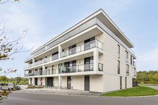 Dit appartement is ieders droom! De prachtige leefruimte bestaat uit eet- en zitruimte met een geïnstalleerde open keuken. Dit alles biedt je...