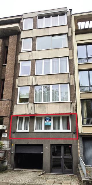 TE HUUR: Centraal gelegen ruim appartement (openbaar vervoer en supermarkt,... op wandelafstand) met 2 slaapkamers. Het appartement in deze residentie met lift bevindt zich op de 1ste verdieping en kent volgende indeling: inkomhal met ingemaakte kasten, living (32 m²), keuken (keramische kookplaat, dampkap, vaatwas, gootsteen, meubilair), 2 slaapkamers (13 en 9 m²), afgesloten terras/veranda, apart toilet, badkamer met bad/douche en lavabomeubel. Op het gelijkvloers is er een privatieve berging en een staplaats voor de wagen voorzien. CV op aardgas (nieuwe ketel), gunstig EPC = 126 kwh/m² -jaar. Maandelijkse gemeenschappelijke lasten: 100 € (incl. waterverbruik), huurwaarborg 3 maand. Beschikbaar vanaf 01/11/2026. <br />Meer info en/of bezoek uitsluitend via email: info@denderimmo.be