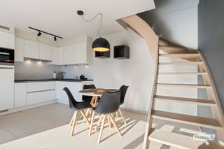 Op zoek naar een interessante investering of een zorgeloos appartement aan de kust? Dit instapklare duplex appartement, gelegen aan de Peter Benoitlaan 38 bus 0303, bevindt zich op een boogscheut van het strand, het centrum én de prachtige duinen van Bredene <br /><br />Gelegen in een modern en verzorgd gebouw van 2013, geniet je hier van hedendaags comfort en een slimme indeling die ruimte en licht optimaal benut <br /><br />Indeling:<br /><br />Verdieping I: inkomhal, apart toilet, lichtrijke woonkamer en open, volledig uitgeruste keuken<br /><br />Verdieping II: nachthal, badkamer, apart toilet en 2 volwaardige slaapkamers<br /><br />Dankzij de duplexindeling is er een mooie scheiding tussen het leef- en slaapgedeelte — ideaal voor extra rust en privacy <br /><br />Of je nu wil investeren of later zelf wil genieten van een plek aan zee: dit appartement is een buitenkans<br /><br />Interesse? Neem snel contact op en ontdek dit pareltje zelf!<br /><br />