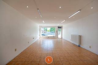 Ontdek deze unieke kans om eigenaar te worden van een handelspand met 4 slaapkamers, gelegen in het centrum van Menen.Deze charmante Bel-Etage-woning...