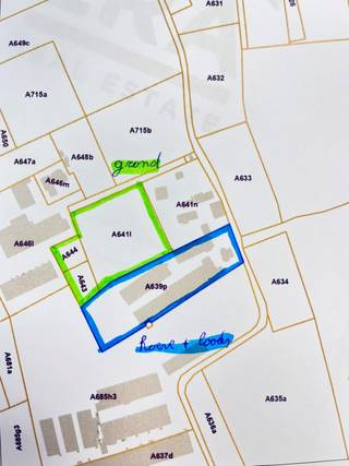 <strong>Hoeve op 6000m² met loods(mogelijkheid landbouwgrond)</strong><br />Er is 1 loods die blijft staan met een oppervlakte van 385m², de andere loodsen zijn om af te breken. Verder is het huis ook gedeeltelijk onderkelderd ( droog) .<br /><br /><strong>Indeling</strong><br />Op het gelijkvloers vindt je de woonkamer, keuken, wasruimte en badkamer.<br />Op het eerste verdiep bevinden zicht 3 slaapkamers.<br /><br /><strong>Troeven:</strong>
<ul><li>bestemmingswijziging goedgekeurd</li><li>mooi verzicht</li><li>aangename rustige straat</li><li>zonnepanelen inbegrepen</li></ul>
<br />mogelijkheid extra aanpalende grond(6000m²) bij te kopen:
<div>-totaal: 12.000m² &amp;amp; <u>vanafprijs: €379.000</u></div>
<br />mogelijkheid apart landbouwgrond in de regio bij te kopen aan <u>120.000€/ha</u>

<div><br />- zie bijlagen voor meer informatie</div>
