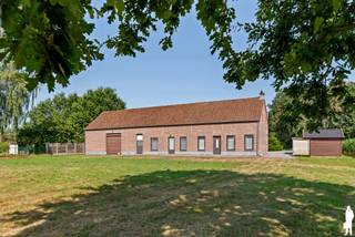 <strong>Karaktervolle hoeve op ca. 1,8 hectare in een uitzonderlijk groene omgeving</strong><br /><br />Deels te renoveren hoeve op een prachtig perceel van 1HA 80A 14CA te Bonheiden (Rijmenam).<br />Wie droomt van rust, ruimte en wonen midden in het groen, vindt hier een bijzonder eigendom met tal van mogelijkheden. <br />Deze karaktervolle hoeve is zeer rustig en landelijk gelegen in Rijmenam, op een uitgestrekt perceel van maar liefst 1HA 80A 14CA, met een prachtig open vergezicht over de omliggende weilanden.<br /><br />De combinatie van de uitzonderlijke ligging, de omvang van het perceel en het potentieel van de bestaande gebouwen maakt dit tot een eigendom dat steeds moeilijker te vinden is.<br /><br />De hoeve werd oorspronkelijk gebouwd tussen 1900 en 1918 en bestaat uit verschillende delen. <br />Een gedeelte werd reeds vernieuwd en is onmiddellijk instapklaar, terwijl onder meer de zolder, schuur en stallen nog mogelijkheden bieden voor verdere renovatie en inrichting.<br /><br />Een belangrijke troef is dat het dak in 2004 volledig werd vernieuwd, waardoor reeds een aanzienlijke investering werd uitgevoerd.<br /><br />De hoeve beschikt over een bebouwde oppervlakte van ca. 300 m², aangevuld met een zolder van ca. 50 m², een open zolderruimte van ca. 65 m² en een kelder van ca. 9 m². Daarnaast bevinden zich op het eigendom nog twee afzonderlijke garages en een tuinhuis.<br /><br />Het uitgestrekte perceel en de aanwezige weilanden maken deze eigendom bijzonder interessant voor paardenliefhebbers die op zoek zijn naar een landelijke woonomgeving met ruimte om enkele paarden te laten grazen. Ook voor wie simpelweg droomt van maximale privacy, natuur en een uitzonderlijke hoeveelheid buitenruimte biedt deze hoeve een unieke opportuniteit.<br /><br />De absolute troef is zonder twijfel de ligging midden in het groen. Hier geniet u dagelijks van open ruimte, prachtige vergezichten en een uitzonderlijk gevoel van rust en privacy.<br /><br />Eigendommen met een dergelijke combinatie van grondoppervlakte, bestaande bebouwing en een groene ligging in Bonheiden-Rijmenam zijn schaars. Net die schaarste maakt dit niet alleen tot een bijzondere plek om te wonen, maar ook tot een eigendom met een interessant langetermijnpotentieel.<br /><br />Stedenbouwkundige informatie: vergund geacht – gelegen in agrarisch gebied – niet gelegen in een verkaveling – geen voorkooprecht ruimtelijke ordening – geen rechterlijke herstelmaatregel of bestuurlijke maatregel opgelegd.<br /><br />Kortom:<br />Een unieke kans voor wie op zoek is naar een karaktervolle hoeve met ruimte, weiland en renovatiepotentieel op een uitzonderlijk rustige locatie in Bonheiden (Rijmenam). Voor meer info en/of een bezoek ter plaatse aarzel niet om ons te contacteren via keerbergen@deboerenpartners.be of 015/707000