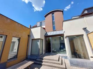 Boven de brillenwinkel ‘Brilpunt’ in de Gistelsesteenweg te Sint-Andries vindt u dit heel ruime appartement (verdeeld over 3 verdiepingen) met...