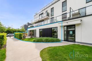 <p><span>Het kantoor is strategisch gelegen in een moderne, tijdloze blok met veel gratis openbare parkeermogelijkheden en een goede bereikbaarheid.</span></p><p><span>Het pand situeert zich achteraan het appartementsblok op het gelijkvloers en kent een oppervlakte van 146,63 vierkante meter. Het kantoor wordt betreden via een lange inkomhal afgewerkt met ingemaakte kasten en ruimte voor vestiaire. De gietijzeren deur zorgt voor een verbinding met de polyvalente zaal en geeft een ruim, lichtrijk gevoel in de hal. De open werkruimtes staan centraal en zijn flexibel in te delen naar eigen wensen en behoeften. Momenteel is hier reeds een opsplitsing gemaakt met een afgesloten, glazen loket. Er zijn 2 aparte bureauruimtes voorzien die de nodige privacy bieden. Het kantoor is verder uitgerust met een kitchenette en badkamer voor het comfort van de werknemers. Tot slot is er een apart toilet en een wasplaats in combinatie met technische ruimte. Dankzij de grote raampartijen die zorgen voor een flinke dosis aan natuurlijk lichtinval alsook een direct zicht op het gezellig terras met tuintje, creëert u hier een aangename werkomgeving. De strakke en eigentijdse inrichting zorgen voor een uitnodigende sfeer, ideaal voor medewerkers en klanten. Kortom straalt het bureel professionaliteit uit en is dit perfect voor een bedrijf die op zoek is naar een representatieve werkplaats.</span></p><p><span>Het appartementsgebouw heeft een gemeenschappelijke tuin met onderhouden wandelpaden, toffe stapstenen en vijvertje, ideaal om tussendoor even te ontspannen. Toch liever alleen met de collega's genieten van de buitenlucht? Daar is het privé terras met tuintje aan het pand perfect voor! Op het perceel is een gemeenschappelijke fietsenstalling aanwezig én een vaste parkeerplaats toebehorend aan de eigenaar!</span></p><p><span>Een grote troef is de energiezuinigheid van het pand, e-peil 47 (EPC A).</span></p><p><span>De verkoopprijs bedraagt 575.000 euro, exclusief registratierechten (parkeerplaats inbegrepen).</span></p><p><span>Dit is dé kans voor ondernemers die op zoek zijn naar een inspirerende en goed bereikbare werkplek met een moderne uitstraling. Maak nu uw afspraak via hendrik@vastgoed-dc.be of de website. </span></p>