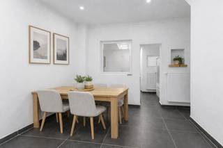 TE KOOP IN GENT!Deze in 2022 gerenoveerde woning bevindt zich in het centrum van Gent vlakbij openbaar vervoer, verschillende scholen en vlakbij alle...