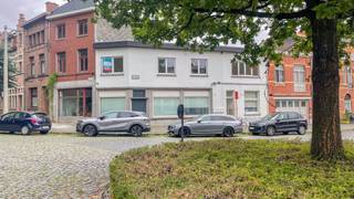 <p><span>Cet immeuble de rapport est situé à proximité du centre de Courtrai.</span></p><p><span> </span></p><p><span>Au rez-de-chaussée se trouvent deux studios spac's et, à l'étage, un appartement de deux chambres.</span></p><p><span>Installation électrique conforme, label EPC C.</span></p><p><span>L'ensemble est loué et offre un beau rendement.</span></p>
