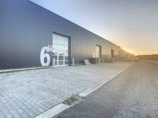 Magazijn van ca. 330 m² te huur in het bedrijvencentrum te Harelbeke. Gelegen in de nabijheid van diverse invalswegen en de...