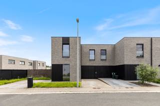 In een rustige, residentiële woonwijk in Rollegem vind je deze instapklare halfopen woning uit 2020. Dankzij een EPC-label, zonnepanelen, een lucht-luchtwarmtepomp en een ventilatiesysteem combineert deze woning hedendaags comfort met een bijzonder lage energiefactuur.<br /><br />Op het gelijkvloers word je verwelkomd door een lichtrijke leefruimte met aansluitende eetplaats en een volledig uitgeruste keuken. Grote raampartijen zorgen voor een vlotte overgang naar de zuidoostgerichte tuin. Een praktische berging en een inpandige garage vervolledigen dit niveau.<br /><br />Op de verdieping bevinden zich drie volwaardige slaapkamers en een badkamer met zowel ligbad als inloopdouche. Een tweede toilet zorgt voor extra gebruiksgemak.<br /><br />Met 140 m² bewoonbare oppervlakte op een perceel van 321 m² is dit een moderne, energiezuinige gezinswoning waar je enkel je koffers hoeft uit te pakken. Gelegen in een aangename woonwijk, vlot bereikbaar: Kortrijk op 6 km, de op- en afrit van de A17 om de hoek, en scholen, winkels en openbaar vervoer op wandelafstand.<br /><br />Interesse? Contacteer Belistate voor een bezichtiging.