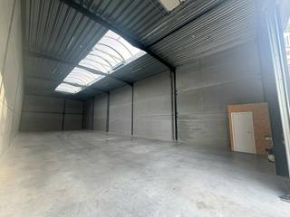 Bent u op zoek naar een hoogwaardige en duurzame bedrijfsruimte voor uw onderneming? Deze kwalitatieve opslag- en productieruimte van 300 m² maakt deel uit van het KMO-project "Boostkamp" in Oostkamp en biedt uitstekende faciliteiten voor diverse bedrijfsactiviteiten.<br /><br />Gebouw & technische specificaties<br /><br />*Oppervlakte: 300 m²<br />*Duurzame staalconstructie opgebouwd met geïsoleerde betonpanelen.<br />*Vrije hoogte: Maar liefst 6,20 m, ideaal voor hoogstapeling of het installeren van stellingen.<br />*Toegang: Automatische sectionale poort (4 m x 4,20 m) met een afzonderlijke toegangsdeur.<br />*Lichtinval: Voorzien van een lichtstraat en een raampartij die zorgen voor natuurlijk daglicht.<br /><br />Energie & duurzaamheid:<br />* Zonnepanelen aanwezig op het dak.<br />* Mogelijkheid tot aansluiting van gas.<br />* Gedeelde regenwaterput van 5.000 liter (per 2 loodsen).<br /><br />Voorzieningen & comfort<br /><br />*Parkeergelegenheid: Inclusief 2 privatieve parkeerplaatsen recht voor de deur.<br />*Sanitair & water: Uitgerust met sanitaire voorzieningen en een wasbak.<br />*Nutsvoorzieningen: Eigen, aparte tellers voor de nutsvoorzieningen.<br /><br />Mogelijkheden & contractuele details<br /><br />*Uitermate geschikt voor tal van activiteiten zoals opslag, logistiek, productie, ambacht, etc.<br />*Beschikbaarheid: per direct<br />*Huurwaarborg: 3 maanden huur.<br />*Onroerende voorheffing: Ten laste van de huurder, transparant doorgerekend op basis van het jaarlijkse aanslagbiljet.<br /><br />Interesse?<br /><br />Wilt u de mogelijkheden voor uw onderneming ter plaatse ontdekken? Neem vandaag nog contact met ons op voor bijkomende info of om een bezoek in te plannen!