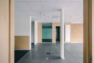 <p><span>BERCHEM - Bent u op zoek naar een veelzijdige handels- of kantoorruimte in centrum Berchem? </span></p><p><span> </span></p><p><span>Het pand heeft een totale oppervlakte van 168m² en werd gebouwd in 2016. Dankzij de recente bouw geniet het pand van een degelijke en kwalitatieve basis en biedt tal van mogelijkheden voor verschillende professionele activiteiten.</span></p><p><span> </span></p><p><span>De belangrijkste troeven:</span></p><ul><li><span>4 afzonderlijke praktijk- of kantoorruimtes</span></li><li><span>Ventilatiesysteem D + airco aanwezig</span></li><li><span>Goede visibiliteit </span></li><li><span>Parkeergelegenheid voor de deur</span></li><li><span>2 private parkeerplaatsen </span></li><li><span>Centrum Berchem</span></li></ul><p><span> </span></p><p><span>Zo ziet het pand eruit: </span></p><p><span>De handelsruimte bevindt zich op het gelijkvloers en beschikt over een ruime inkomhal met ontvangstruimte. Het pand omvat vier afzonderlijke praktijk- of kantoorruimtes die voor diverse doeleinden kunnen worden ingericht. Daarnaast is er een aparte keukenruimte aanwezig die toegang biedt tot een afgesloten terras.</span></p><p><span> </span></p><p><span>Verder beschikt het pand over twee bergingen, een technische ruimte en een sanitaire ruimte met twee toiletten. Achteraan het gebouw bevinden zich twee privatieve parkeerplaatsen. Er bestaat bovendien de mogelijkheid om bijkomende parkeerplatsen aan te kopen.</span></p><p><span> </span></p><p><span>Belangrijk:</span><span> </span></p><p><span>Richtprijs: €375.000 (Inclusief de twee parkeerplaatsen €10.000)</span></p><p><span>EPC: label A</span></p><p><span>Vrij bij akte</span></p><p><span> </span></p><p><span>Interesse in deze eigendom? Contacteer Céleste voor meer info of een bezoek via <span>oudenaarde@axellenaerts.be</span></span><span> of  055.60.30.00.</span></p><p><span> </span></p>