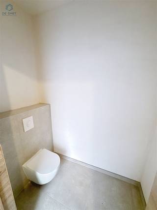 RUSTIG GELEGEN, ENERGIEZUINIGE NIEUWBOUWWONING MET 4 SLAAPKAMERS EN TUINIn een rustige zijstraat, op wandelafstand van het centrum van...