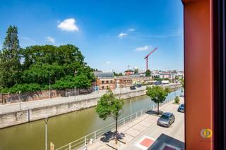 <p><span>Moderne studentenkamer in nieuwbouwresidentie op topligging in Anderlecht, vlakbij Campus Kaai van de Erasmushogeschool Brussel. Deze kwalitatieve studentenresidentie is ideaal voor studenten die hun studies in Brussel starten en vormt tegelijk een interessante vastgoedbelegging. De kamer is praktisch ingericht met voldoende ruimte voor een bed, bureau en kasten en beschikt over een eigen wastafel en airconditioning. Per verdieping zijn er gemeenschappelijke douches en sanitaire voorzieningen. Elk blok beschikt over een volledig uitgeruste gemeenschappelijke keuken en een aangename ontspanningsruimte waar studenten kunnen studeren of samenkomen. Daarnaast zijn er een gemeenschappelijke wasplaats en fietsenstalling voorzien. De ligging aan de Materiaalstraat biedt een uitstekende bereikbaarheid en bevindt zich op wandelafstand van Campus Kaai van de Erasmushogeschool Brussel, terwijl ook andere onderwijsinstellingen en campussen in Brussel vlot bereikbaar zijn. Dankzij de nabijheid van metro, tram en bus is er bovendien een goede verbinding met het centrum van Brussel en de verschillende universiteitscampussen. Een comfortabele en kwalitatieve studentenkamer op een strategische locatie, ideaal voor eigen gebruik door een studerend kind of als investering.</span><span> </span></p>