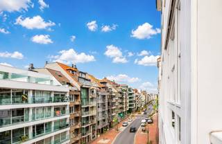 <strong>Situation</strong><br /><br />Situé dans la rue Duinviooltjesstraat, près de l'avenue Dumortier à Knokke. Facilement accessible en transports en commun et à quelques pas de la digue.<br /><br /><strong>Agencement</strong><br /><br />L'appartement se compose d'un hall d'entrée spacieux avec des toilettes pour invités, d'un salon lumineux avec coin repas et terrasse, ainsi que d'une cuisine semi-ouverte entièrement équipée par Obumex. Le couloir de nuit mène à la 1re chambre avec salle de bains (double lavabo, WC et baignoire) et terrasse privée, à la 2e chambre avec salle de bains (lavabo/douche) et terrasse de 12 m², ainsi qu'à la 3e chambre avec salle de bains privative (lavabo/douche). Un débarras en sous-sol est disponible.<br /><br /><strong>Atouts</strong><br /><br />- PEB A<br />- Libre à l'acte<br />- Parquet<br />- 3 terrasses<br />- 2 salles de bains<br />- Cave de rangement<br />- Situation centrale<br /><br />Possibilité de louer une place de parking souterraine.<br /><br />Pour plus d'informations et/ou une visite, appelez Guillaume Delbecque au 0472 25 70 76
