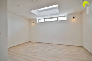 <p><span>Vous recherchez un appartement prêt à emménager dans un emplacement central? Alors ce spacieux appartement en duplex vaut vraiment le détour. Il se trouve à quelques minutes à pied des transports en commun, des écoles et de divers commerces. <br />Grâce à son emplacement à proximité de la Boomsesteenweg, vous bénéficiez d'une excellente accessibilité et de toutes les commodités quotidiennes à portée de main.</span></p><p><span> </span></p><p><span>Agencement: </span></p><p><span><br />Depuis le hall d'entrée commun, vous accédez à l'appartement situé au deuxième étage. En entrant, vous découvrez le salon lumineux, aménagé en un coin salon convivial et une salle à manger spacieuse.<br />Vient ensuite la cuisine ouverte entièrement équipée, dotée de tout le confort nécessaire.<br />L'escalier mène à l'étage supérieur de cet appartement en duplex. Vous y trouverez deux chambres à part entière et une salle de bains équipée d'un double lavabo, d'une baignoire et de toilettes. <br />Il y a également un débarras pratique avec des branchements pour une machine à laver et un sèche-linge.<br /><br />Atout supplémentaire: l'appartement dispose d'une agréable terrasse accessible directement depuis la plus grande chambre.</span></p><p><span> </span></p><p><span>Informations pratiques:</span></p><p><span> </span></p><ul><li><span>PEB: 116 kWh/(m²/an) - Label B</span></li><li><span>Prêt à emménager et disponible immédiatement</span></li><li><span>Pas de charges de copropriété</span></li><li><span>Installation électrique conforme</span></li><li><span>Sans amiante</span></li></ul><p><span> </span></p><p><span>Pour une visite sur place, vous pouvez nous contacter au 03 449 42 41 ou nous envoyer un e-mail à hallo@habicom.be.</span></p><p><span>Vous souhaitez connaître la valeur de votre logement ?  Vérifiez-la gratuitement sur <span>www.watismijnhuiswaard.be</span></span><span> </span></p><p><span> </span></p>