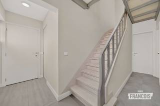 Bent u op zoek naar een ruime, instapklare gezinswoning waar comfort, ruimte en praktische troeven hand in hand gaan? Dan is deze verzorgde woning in Esen zeker een bezoek waard. Dankzij de royale woonoppervlakte, het grote perceel en de vele mogelijkheden is dit de ideale thuis voor gezinnen die op zoek zijn naar een woning waar ze meteen kunnen intrekken.<br /><br />Bij het binnenkomen wordt u verwelkomd in een lichtrijke en aangename leefruimte, waar de grote raampartijen zorgen voor een overvloed aan natuurlijk daglicht en een open, warme sfeer creëren. Aansluitend bevindt zich de ruime keuken, die dankzij haar praktische indeling volop mogelijkheden biedt voor gezellige familiemomenten. De aansluitende veranda vormt een mooie meerwaarde en kan perfect dienst doen als extra eetruimte, ontspanningsruimte of een plek om het hele jaar door van het uitzicht op de tuin te genieten. Om af te sluiten is er nog een extra badkamer op het gelijkvloers.<br /><br />Op de verdiepingen beschikt de woning over vier volwaardige slaapkamers en een badkamer, waardoor er voldoende ruimte is voor een groot gezin, een thuiskantoor of een hobbykamer. De praktische indeling maakt de woning bijzonder functioneel voor het dagelijkse gezinsleven.<br /><br />Ook op vlak van bergruimte scoort deze woning uitstekend. De inpandige garage biedt niet alleen plaats voor een wagen, maar ook extra opslagmogelijkheden. Bovendien beschikt de woning over een ruim perceel met voldoende parkeergelegenheid voor meerdere wagens, wat een absolute troef is voor gezinnen en bezoekers. Verder is er ook nog een kelder.<br /><br />De buitenruimte maakt het plaatje compleet. Het ruime terras nodigt uit om volop van zonnige dagen te genieten, terwijl de tuin voldoende plaats biedt voor kinderen om te spelen of om een groene oase naar eigen smaak in te richten. Als extra troef is er een vrijstaand bijgebouw, dat tal van mogelijkheden biedt als atelier, hobbyruimte, werkplaats, opslagruimte of praktijkruimte.<br /><br />Bouwtechnisch is de woning voorzien van een gunstig EPC label C en werden er reeds zonnepanelen geplaatst.<br /><br />De prijs is een vanafprijs. Elk bod gelijk aan of hoger dan de vermelde richtprijs wordt voorgelegd aan de eigenaar. De verkoper behoudt zich het recht voor om al dan niet in te gaan op een bod.<br /><br />
