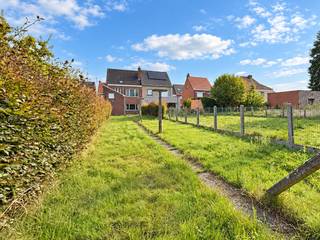 <p><strong>RUIME</strong> gesloten bebouwing met <strong>INPANDIGE GARAGE</strong> en <strong>UITBREIDINGSMOGELIJKHEDEN</strong> in een <strong>VERKEERSLUWE STRAAT</strong> te Ename (Oudenaarde). Deze <strong>TE RENOVEREN GEZINSWONING</strong> biedt een praktische indeling en vormt een uitstekende basis voor wie een woning volledig naar <strong>EIGEN SMAAK</strong> wil afwerken. De lichtrijke woonkamer sluit aan op de keuken en <strong>AANPALENDE BERGING/WASPLAATS</strong>. Verder beschikt de woning over een badkamer en <strong>DRIE AANGENAME SLAAPKAMERS</strong>. Voldoende bergruimte is voorzien in de <strong>KELDER, GARAGE</strong> en op de ruime zolder, waarbij deze laatste bovendien interessante mogelijkheden biedt voor <strong>UITBREIDING NAAR EXTRA SLAAPKAMERS</strong>. Buiten geniet u van een <strong>DIEPLOPENDE TUIN EN TERRAS</strong>. Gelegen in een rustige straat nabij winkels, scholen, openbaar vervoer, <strong>VERBINDINGSWEGEN (N8, N46 &amp; N60) </strong>en de <strong>HISTORISCHE DORPSKERN VAN ENAME</strong>.<br /><br />Adres: Generaal Merchierstraat 15 te Oudenaarde<br /><br />Renovatieplicht van toepassing; P-score: D, G-score: D; Bestuursmaatregelen in maatregelenregister: neen; Vrij bij akte.</p>