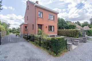 Century21 ImmoNero stelt voor, deze uitstekend gelegen woning, in een rustige straat op wandelafstand van treinstationTerhulpen met een zeer...