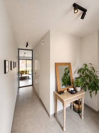 <p>Deze energiezuinige woning geniet een centrale ligging te Kortrijk en is gelegen nabij diverse winkels, Centrum Kortrijk, openbaar vervoer, … + vlotte verbinding naar autosnelwegen en verschillende invalswegen.</p>
<p><u>Indeling:</u></p>
<p>gelijkvloers</p>
<p>– inkomhal<br />– apart toilet<br />– ruime leefruimte met open ingerichte keuken + frontaal zicht naar de tuin toe<br />– aparte berging nabij keuken</p>
<p>1e verdiep:</p>
<p>– nachthal<br />– apart toilet<br />– 3 slaapkamers<br />– badkamer met ligbad, douche en badkamermeubel</p>
<p>2<sup>e</sup><span> </span>verdiep:</p>
<p>– nachthal<br />– 2 extra slaapkamers<br />– berging</p>
<p>APARTE GARAGE + TUIN &amp; TERRAS</p>
<p><u>Algemene info:</u><br />– EPC-SCORE: in aanvraag (E-peil < E30)<br />– CV op aardgas<br />– interieur woning is volledig geschilderd + voorzien van lichtarmaturen<br />– zonnepanelen aanwezig</p>
<p>Indien u meer info of een bezoek wenst, contacteer immo-deal bv: 0486 72 70 73.</p>