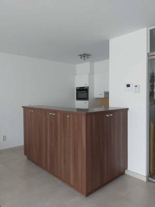 Instapklaar appartement op de tweede verdieping met ondergrondse autostaanplaats en berging.Omvat private inkomhall, grote en lichtrijke leefruimte...