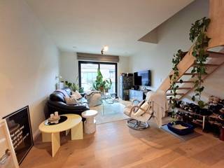 Dit energiezuinig appartement is gelegen op de 1e en 2e verdieping in een kleine residentie met slechts 2 appartementen en een handelsruimte. Luchtige living met open ing. keuken, 2 slaapkamers, badkamer met douche, een groot zonneterras en een autostaanplaats. <br />www.desmetpoupeyebrugge.be<br />Voor meer info of een bezoek, contacteer ons 050 47 00 00 of kom langs op ons kantoor te Hoefijzerlaan 1 ('t Zand) Brugge.<br />- inkom met toilet<br />- living (parket)<br />- open ing. keuken : dampkap, inductiekookplaat en frigo met diepvriesvak<br />* groot zonneterras<br />2e verdieping<br />- badkamer : lavabo met meubel, douche, toilet en wasmachine<br />- slaapkamer 1 (laminaatparket) : 2 persoons<br />- slaapkamer 2 (laminaatparket) : 1 persoons<br /><br />* bruikbare vloeroppervlakte 87m²<br />* bouwjaar 2022<br />* zonnepanelen<br />* geschilderd en voorzien van verlichting<br /><br />* fietsenberging<br />* autostaanplaats achteraan het gebouw